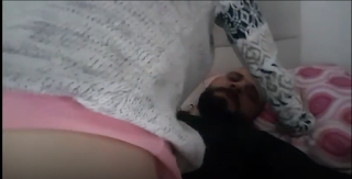 Beyaz tenli karısını kucağına alan adam her darbede pat