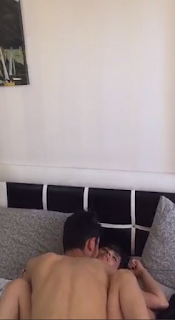 Elemanın Birisi Kızı Yüz Üstü Yatırmış Yatakta