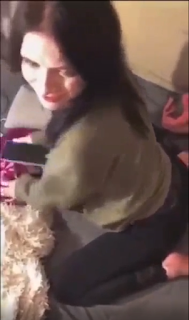 Twerk yapan kuzeni Sinem’i sakso çekmesi için ikna ediyor