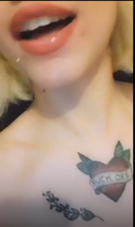 İncecik sarışın dövmeli çıtır Kız O Kadar Seksiki