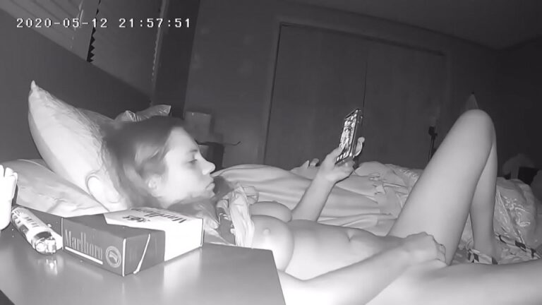 Minik Teen Amcık Gizli Kamerada Düşerken Boşalıyor